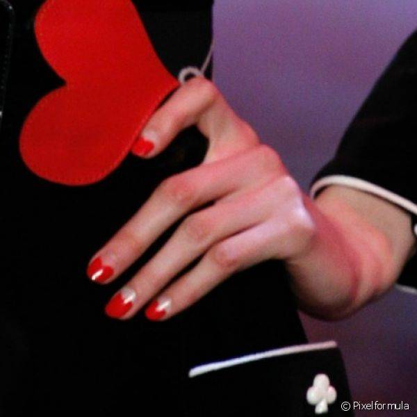 A grife Olympia Le Tan apostou em um estilo mais romântico para as unhas e desfilou nail arts que formavam um coração em vermelho